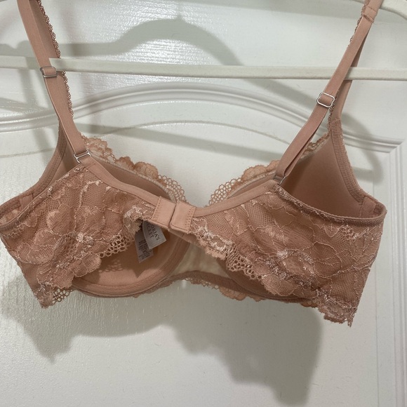 Victoria's Secret Lace Underwire Bra in Blush - Picture 3 of 5